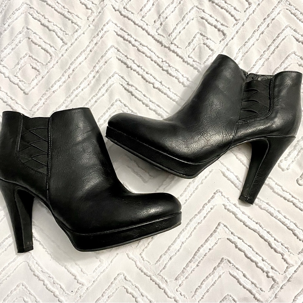 COPY - Women’s size 7.5 Unlisted by Kenneth Cole black bootie